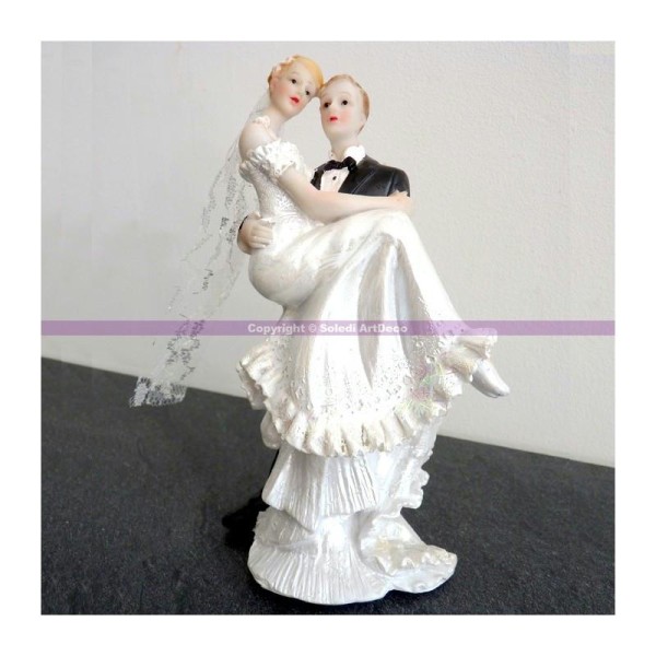 Marié portant la mariée en résine, hauteur 18 cm, figurines déco de pièce montée - Photo n°1