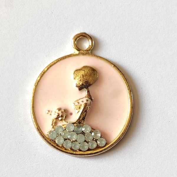 1 Breloque médaillon fille en robe - métal & émail rose - 30x25mm – b22 - Photo n°1
