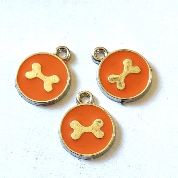 3 Breloques médaille os de chien orange - résine - 17x14mm - b142 - Photo n°1
