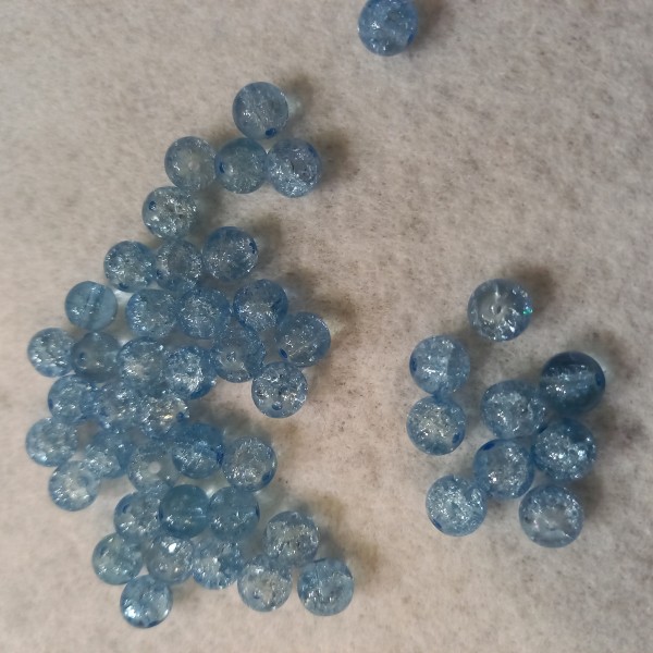 Cinquante, 50  perles bleu clair transparente craquelées 0.8 cm - Photo n°1