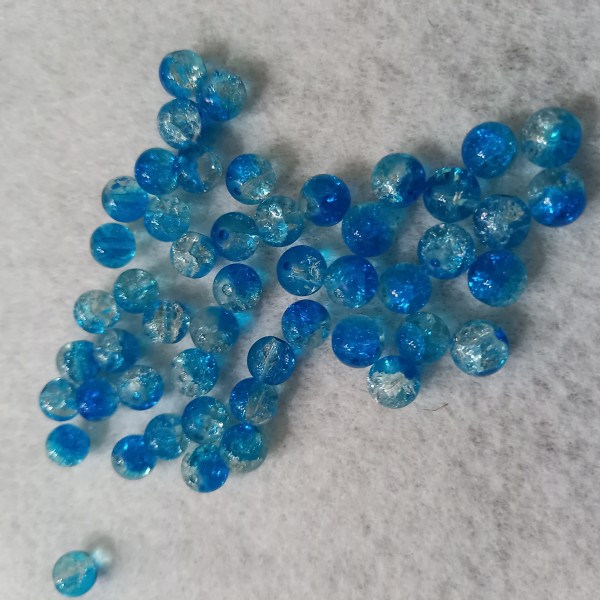 Cinquante, 50  perles bleues et transparentes craquelées 0.8 cm - Photo n°1