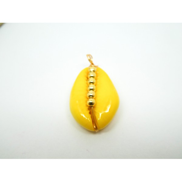 1 Breloque Cauri teinté jaune 27*15mm avec perles en laiton - Photo n°1