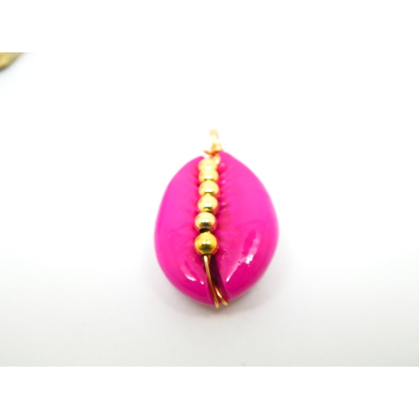 1 Breloque Cauri teinté Rose fuchsia 27*15mm avec perles en laiton - Photo n°1