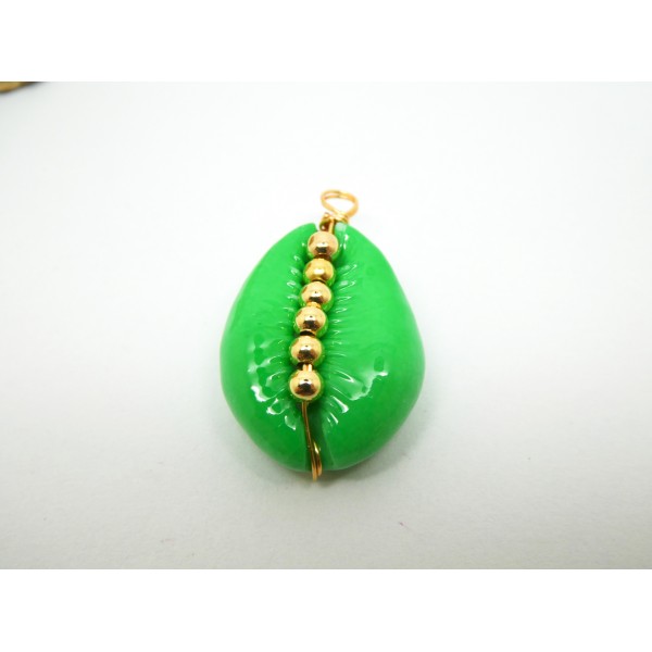1 Breloque Cauri teinté Vert 27*15mm avec perles en laiton - Photo n°1