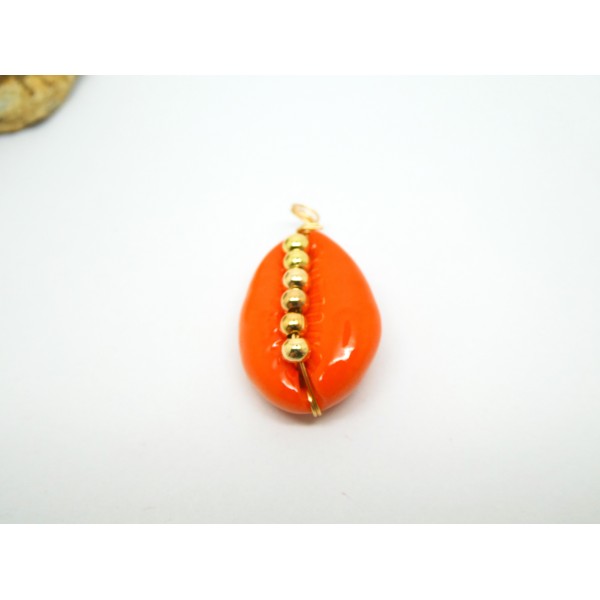 1 Breloque Cauri teinté Orange 27*15mm avec perles en laiton - Photo n°1