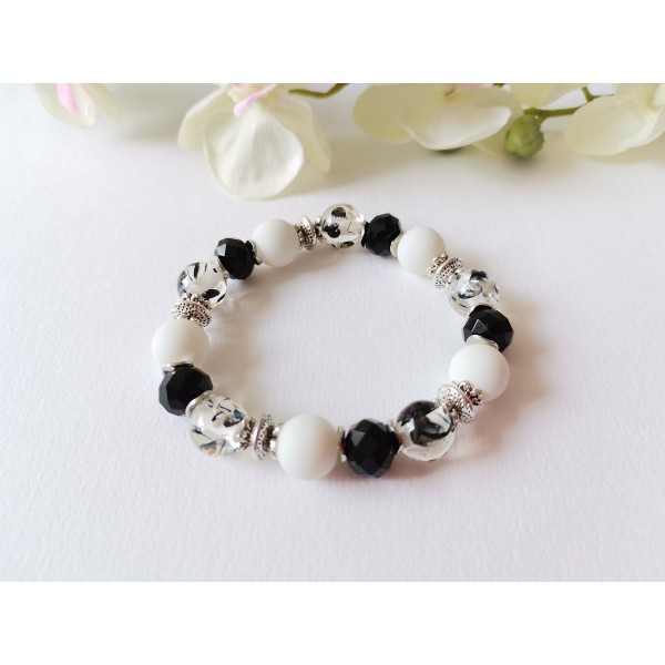 Kit bracelet fil élastique perles en verre noires et blanches - Photo n°1