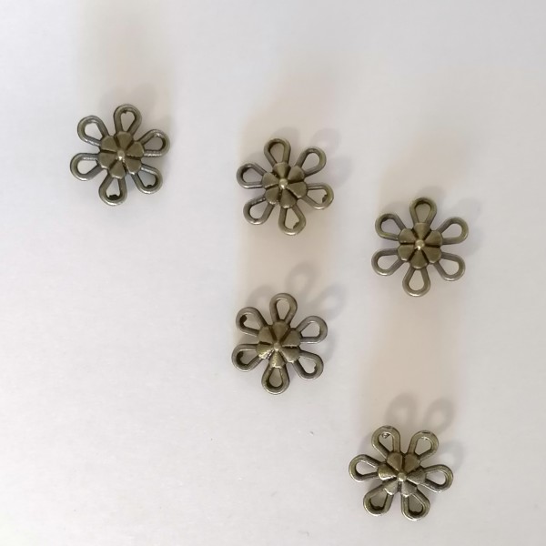 Cinq breloque pendentif petite fleur - Photo n°1