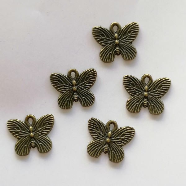 Cinq breloque pendentif papillons avec détail - Photo n°1