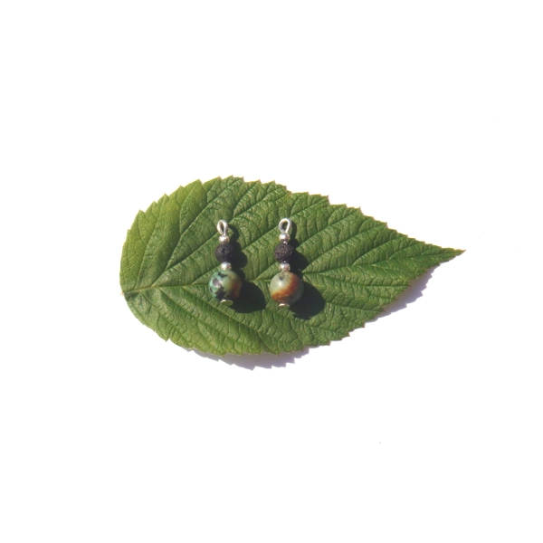 Turquoise Africaine et Lave : paire de mini pendentifs 1.8 CM x 6 MM - Photo n°1