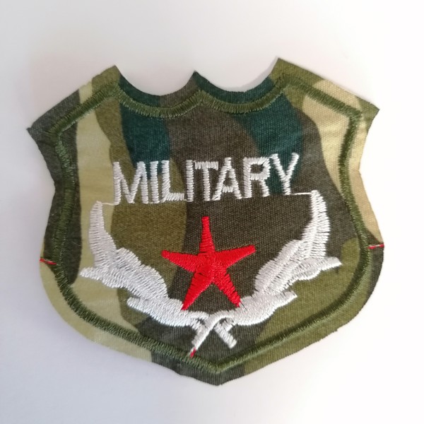 Un thermocollant insigne militaire avec une étoile rouge - Photo n°1