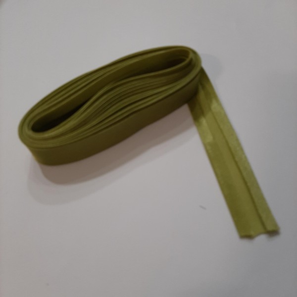 Un biais de couleur vert kaki satiné de 4 mètres - Photo n°1