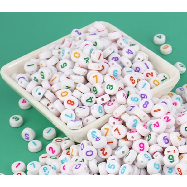 PERLES ACRYLIQUES : 100 rondes blanches avec chiffres couleurs 7mm (01). - Photo n°1