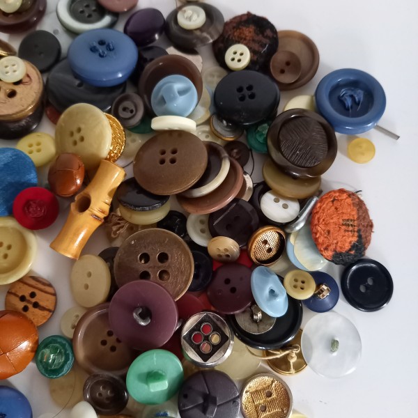 Lot de 200 gr de boutons, des anciens boutons - Photo n°2