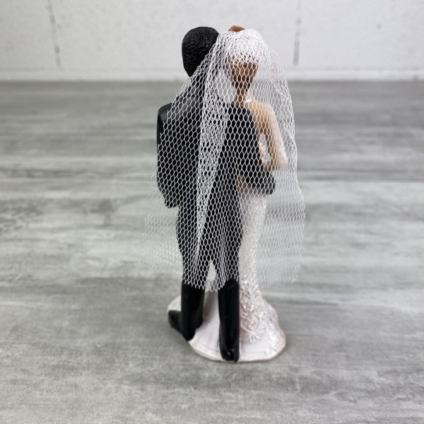 Couple mariés mixte se tenant la main, haut. 12,7 cm, Figurine Femme blanche et homme Métisse en rés - Photo n°2