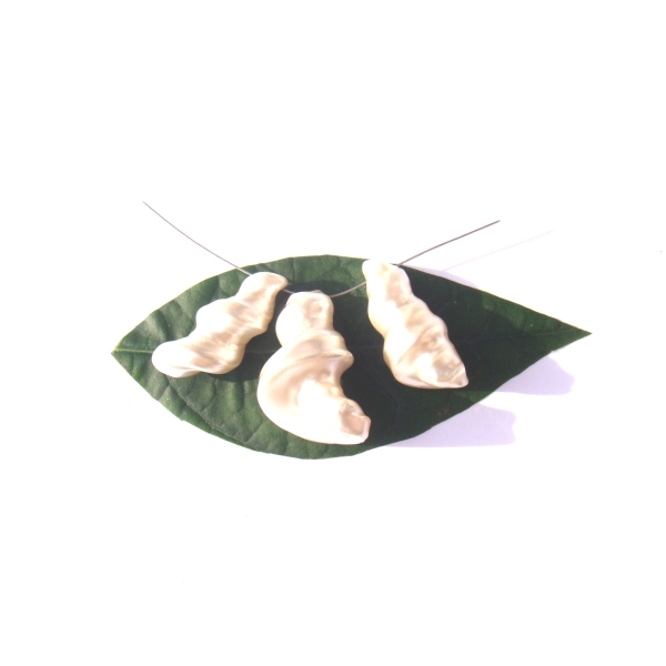 Lot 3 perles coquillages blancs nacrés 2.8/3 CM de hauteur - Photo n°1