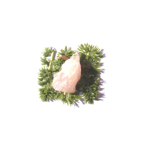 Pendentif Fait Main Quartz Rose brut 3.5 CM de hauteur x 2.2 CM - Photo n°2