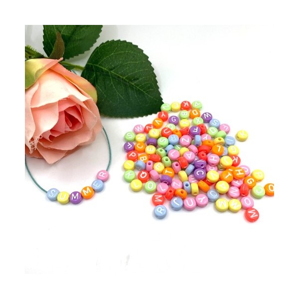 130 Perles acrylique Rondes Lettres Alphabet Fond Couleurs Claires Lettres  Blanches,7*4 mm - Perle acrylique - Creavea