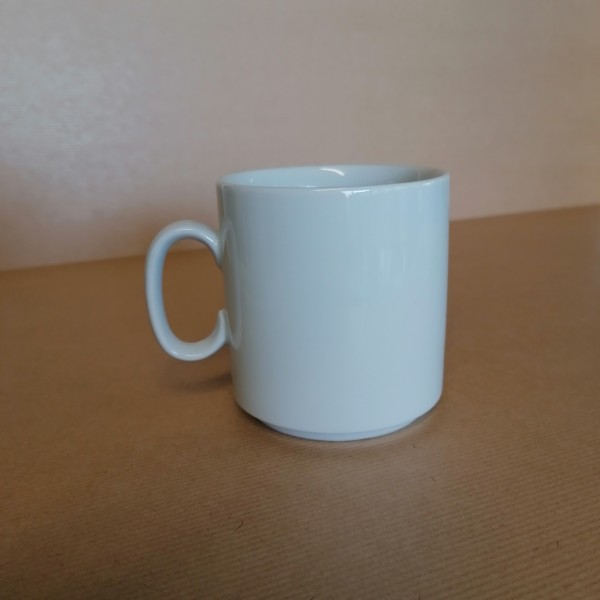 Tasse blanche de 8.5 cm de haut et 8 cm de diamètre - cuisine - Photo n°1