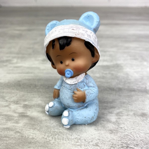 Bébé garçon métisse en Pyjama Bleu, 7,4 X 5,7 cm, Petite Figurine noir en résine baptême ou babyshow - Photo n°1