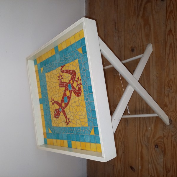 Table basse en mosaïque avec un jeko, lézard géant - Photo n°1