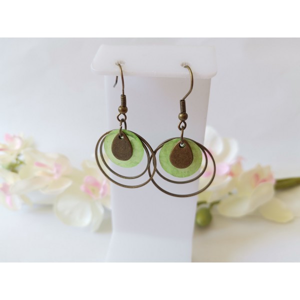 Kit boucles d'oreilles anneaux bronze et sequin nacre vert clair - Photo n°1