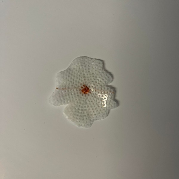 Un écusson thermocollant fleur blanche fait de sequin 4.5 cm - Photo n°1