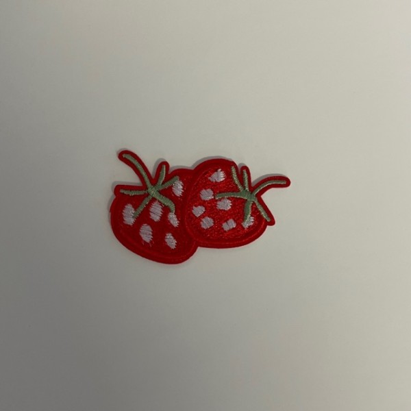 Un écusson thermocollant fraise double 5 cm de long et 3 de haut - Photo n°1
