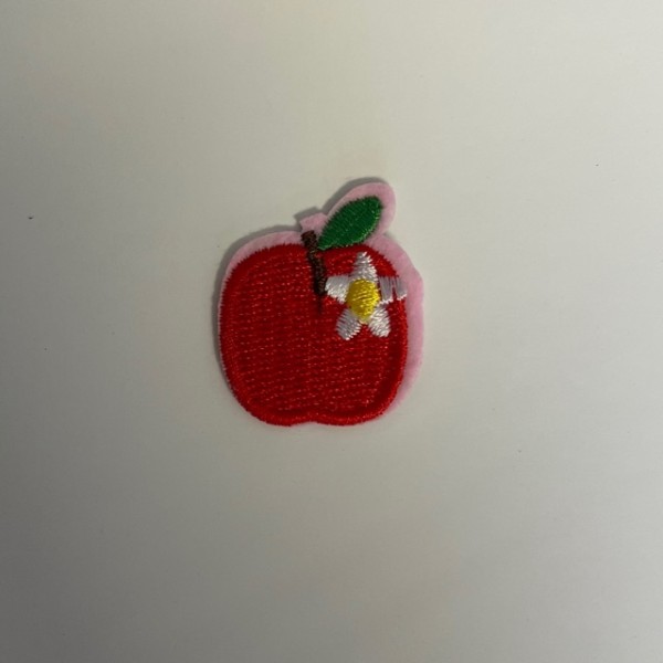 Un écusson thermocollant pomme avec petite fleur 2.5 cm de long à 3 cm de haut - Photo n°1