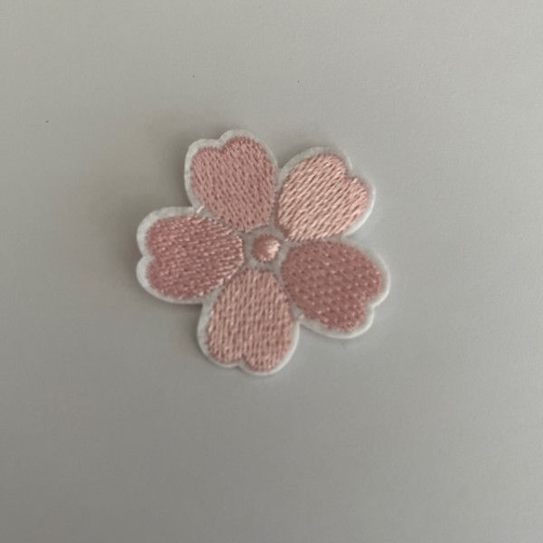 Un écusson thermocollant fleur rose japonaise 4 cm - Photo n°1