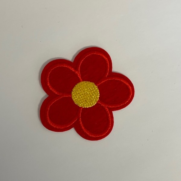 Un écusson thermocollant fleur rouge 5 cm - Photo n°1