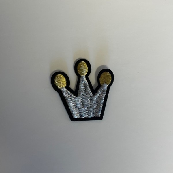 Un écusson thermocollant couronne noir, argenté et doré - Photo n°1