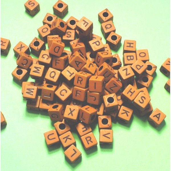 100 PERLES ACRYLIQUES :  cubes marrons lettres noires 6 mm (03) - Photo n°1
