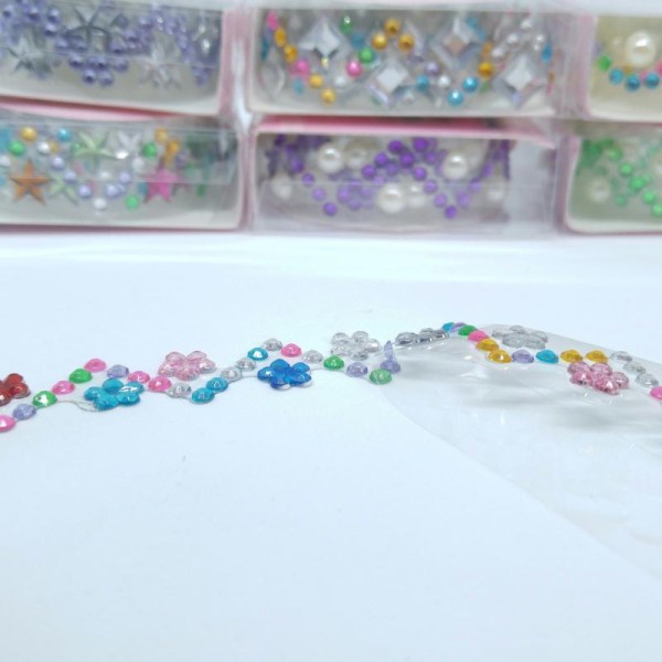 Ruban adhésif décoratif 50cmx15mm strass zigzag multicolores et demis perles blanches - Photo n°2