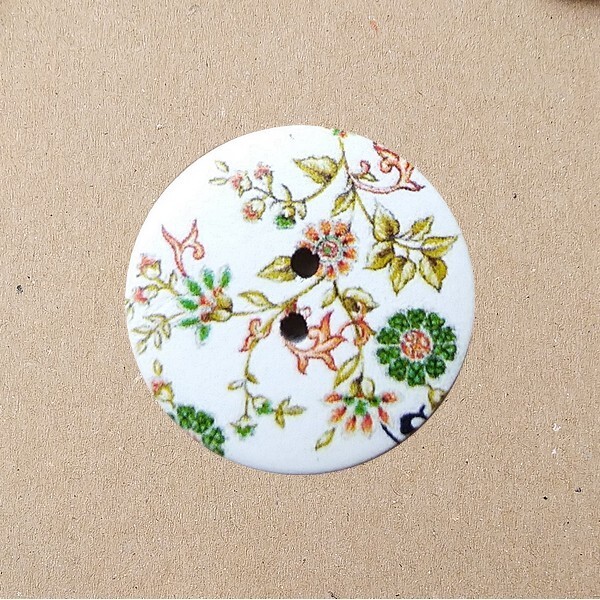 4 boutons blanc rond en bois fantaisies couture scrapbooking 30 mm FEUILLAGE - Photo n°1
