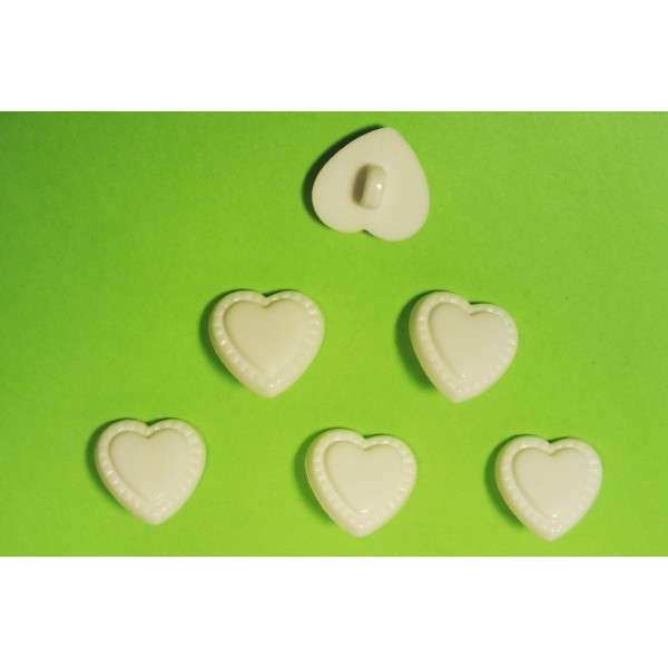 LOT 6 BOUTONS : coeur blanc fantaisie 15mm - Photo n°1