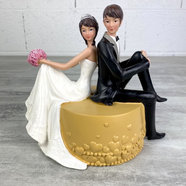 Couple de mariés en résine assis sur un pouf, hauteur 16 cm, figurines pièce montée, gâteau de maria - Photo n°3