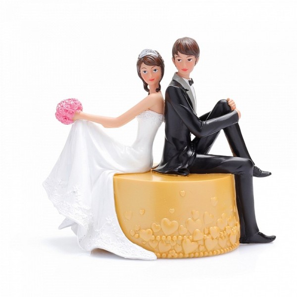 Couple de mariés en résine assis sur un pouf, hauteur 16 cm, figurines pièce montée, gâteau de maria - Photo n°1