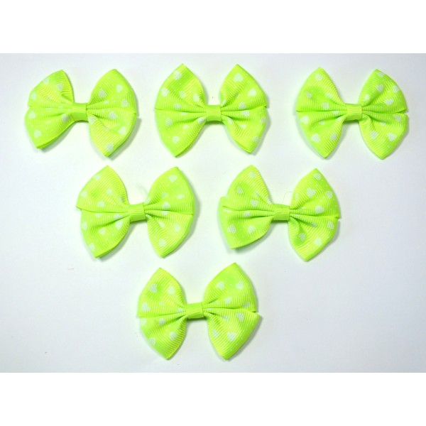 LOT 6 APPLIQUES tissu polyester : noeud papillon vert clair avec motif coeur 5.5*4cm (086) - Photo n°1