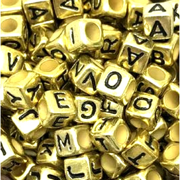 PERLES ACRYLIQUES : 100 cubes dorés avec lettres noires 6mm - Photo n°1