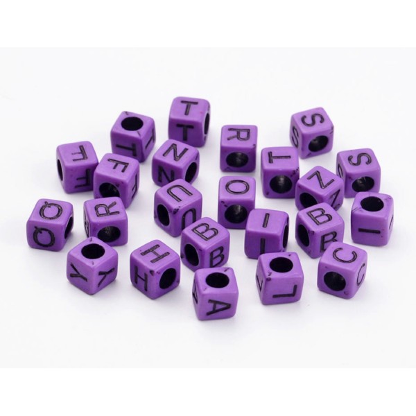 PERLES ACRYLIQUES : 100 cubes violet avec lettres noires 6mm (01) - Photo n°1