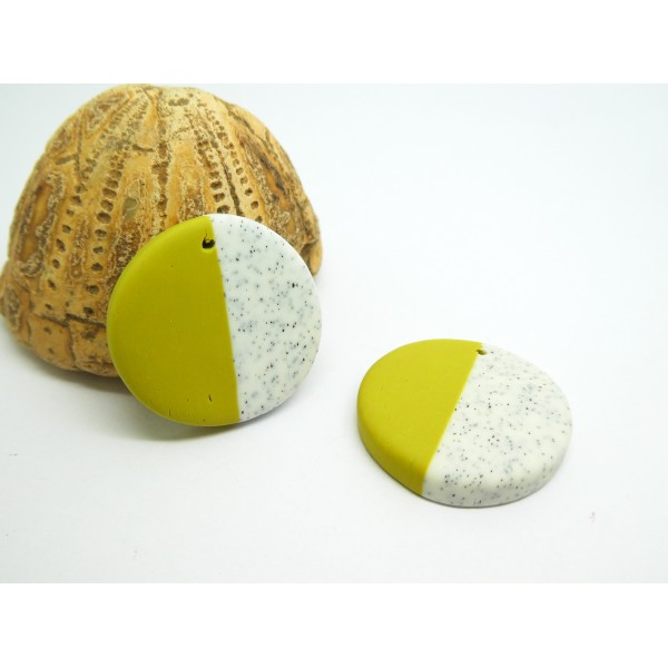 2 Pendentifs, breloques en argile polymère, rond 26mm, blanc moucheté et vert gingembre - Photo n°1