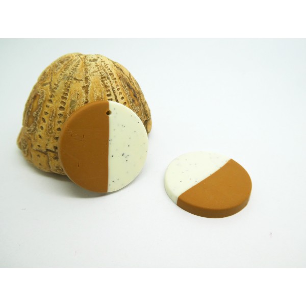 2 Pendentifs, breloques en argile polymère, rond 26mm, blanc moucheté et camel - Photo n°1
