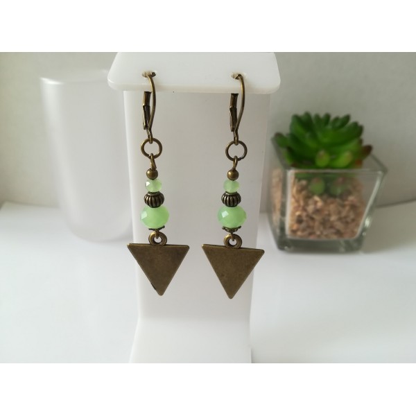 Kit boucles d'oreilles apprêts  bronze et perles en verre à facette vert clair - Photo n°1