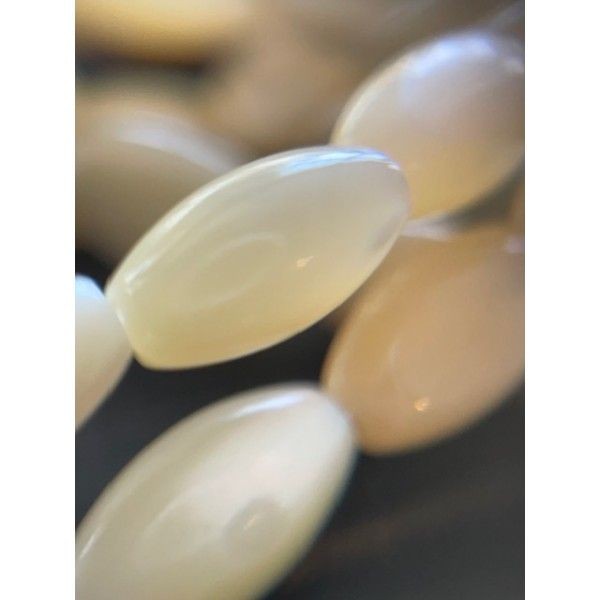 BU11220214124714A  Lot de 20cm environ 23 perles nacre Oblong forme grain de riz  5 par 9 mm coloris - Photo n°1