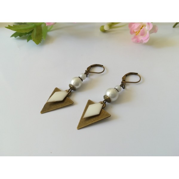 Kit de boucles d'oreilles pendentif triangle bronze et perles blanches - Photo n°2