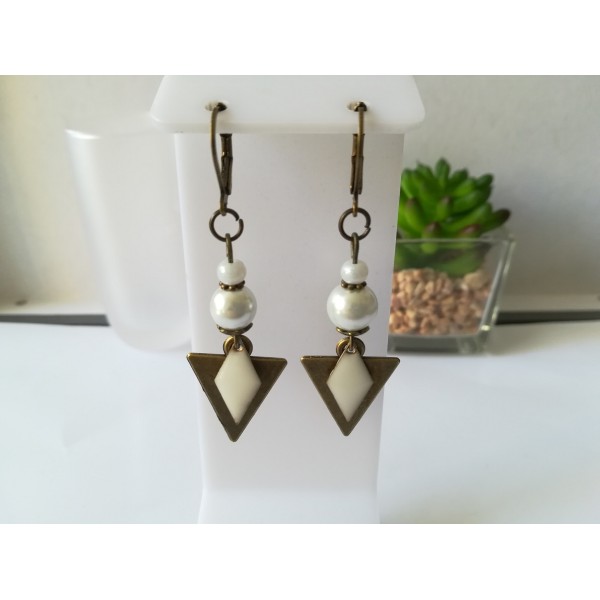 Kit de boucles d'oreilles pendentif triangle bronze et perles blanches - Photo n°1