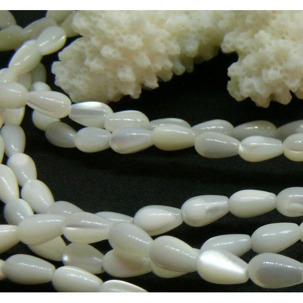 H11P01308 Lot de 1 fil environ 59 perles nacre forme Goutte 7 par 5mm coloris Blanc - Photo n°1