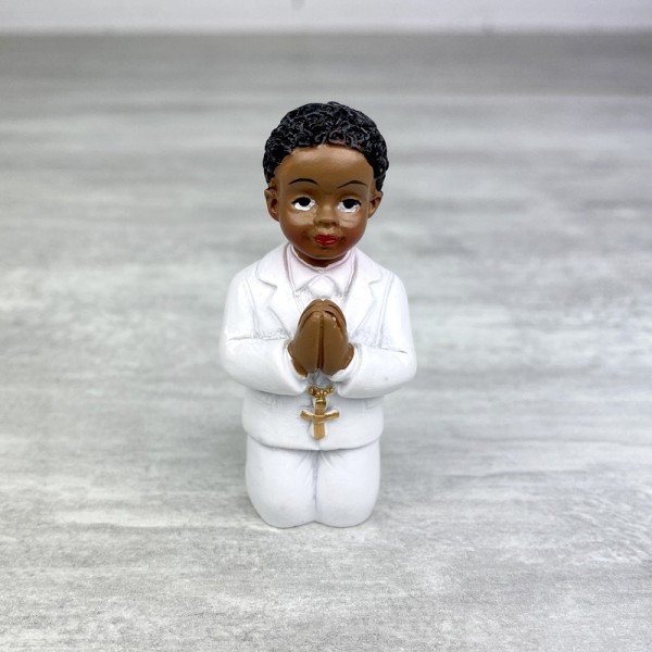 Petite figurine communiant couleur noir agenouillé, hauteur 6 cm, garçon qui prie - Photo n°1