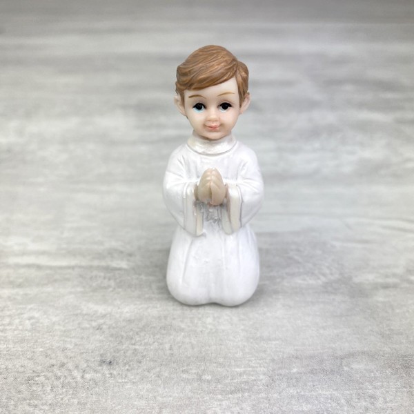 Petite figurine communiant agenouillé, hauteur 6 cm, garçon qui prie - Photo n°1
