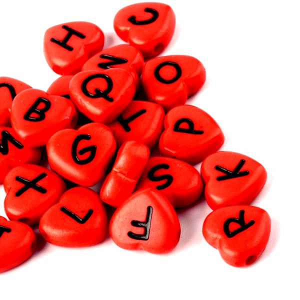 PERLES ACRYLIQUES : 100  coeurs rouges avec lettre noire 11.5*10mm (02) - Photo n°1